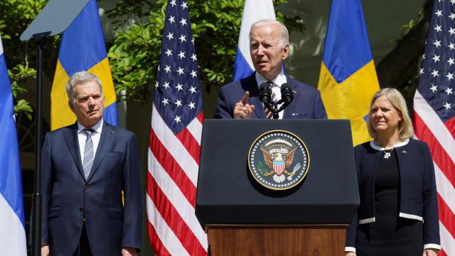 Biden junto al presidente finlandés y la primera ministra sueca este jueves en la Casa Blanca.