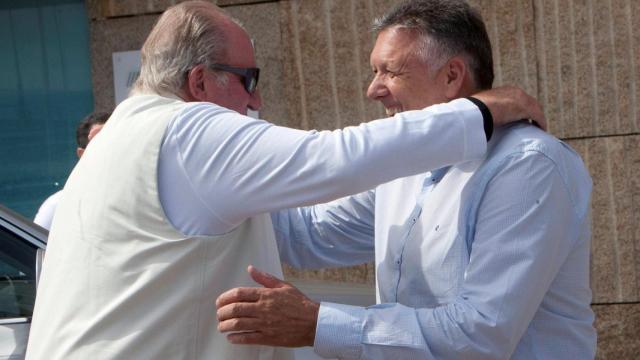 El rey Juan Carlos abraza a Telmo Martín, alcalde de Sanxenxo.