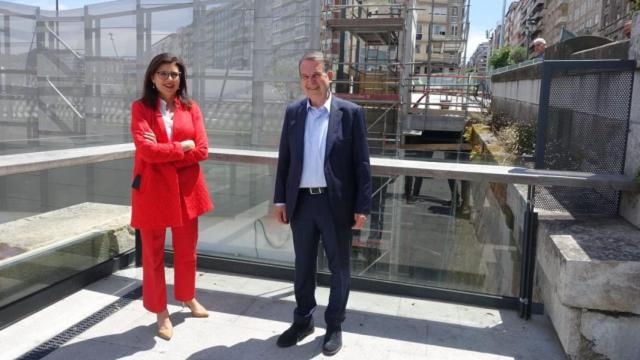 María José Caride y Abel Caballero, ante a obra del ascensor.