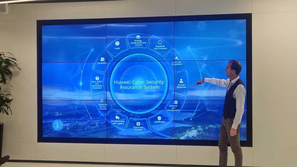 Koen Claesen, asesor senior de ciberseguridad de Huawei, en la visita al Centro de Ciberseguridad de Bruselas.