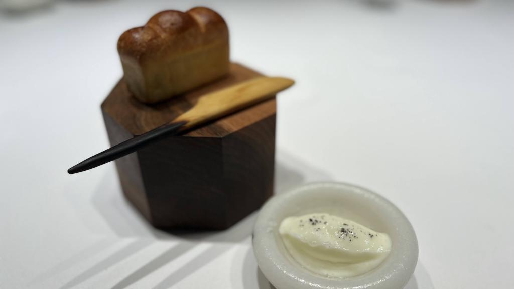 Brioche y mantequilla ahumada en Ancestral (Illescas)
