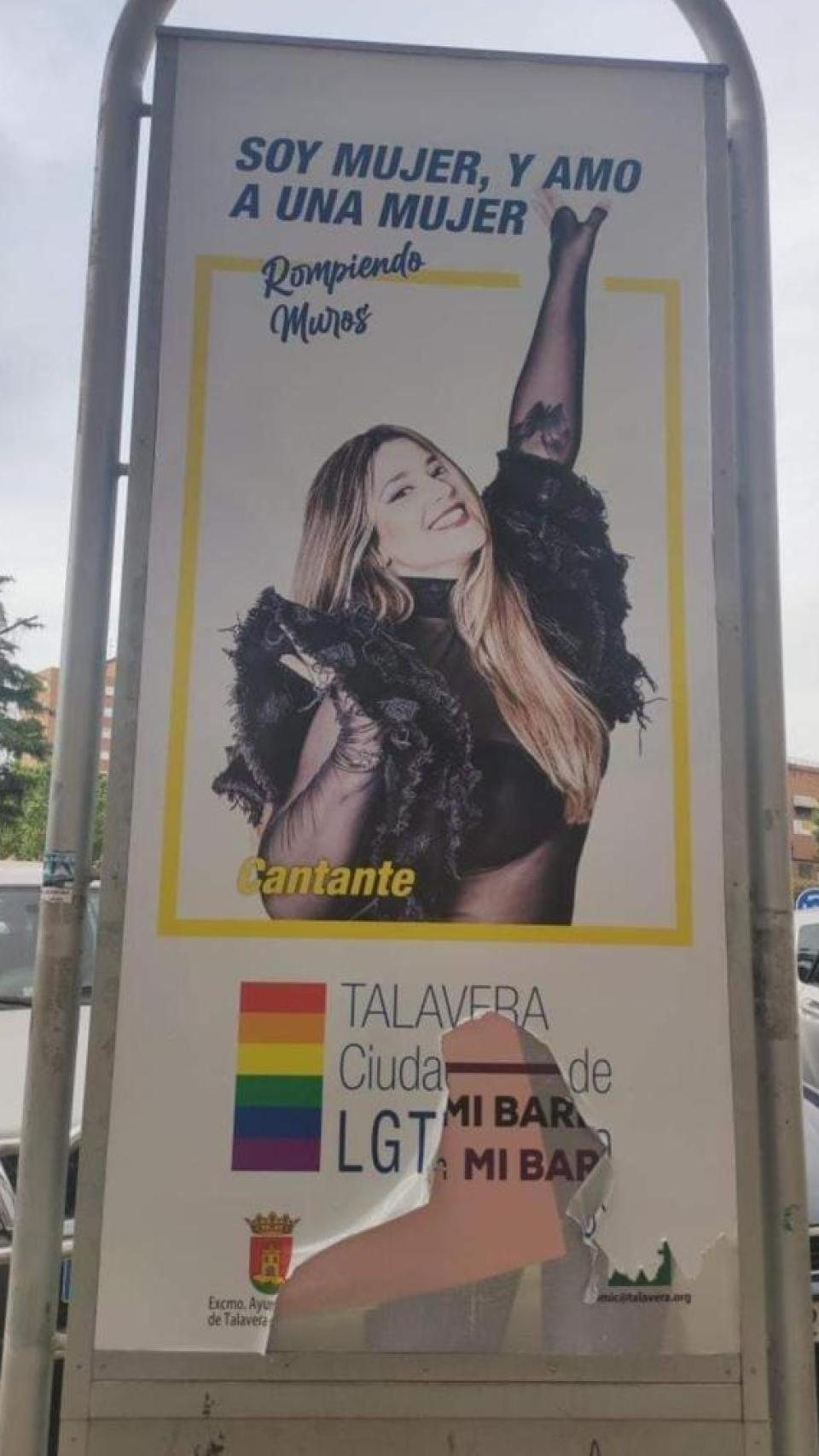 Uno de los carteles que han sido vandalizados.