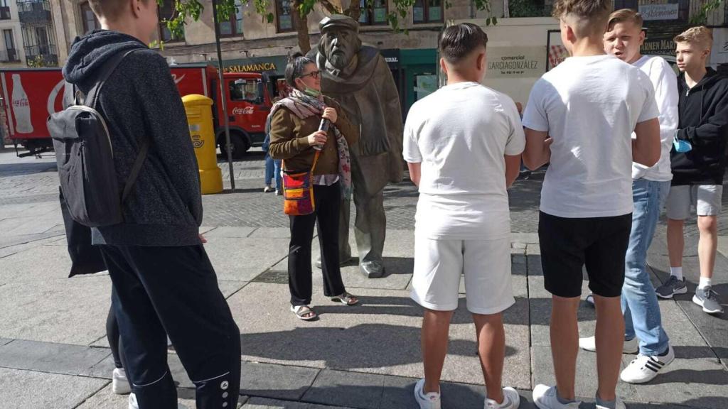 La curiosidad de la estatua de Adares en los visitantes