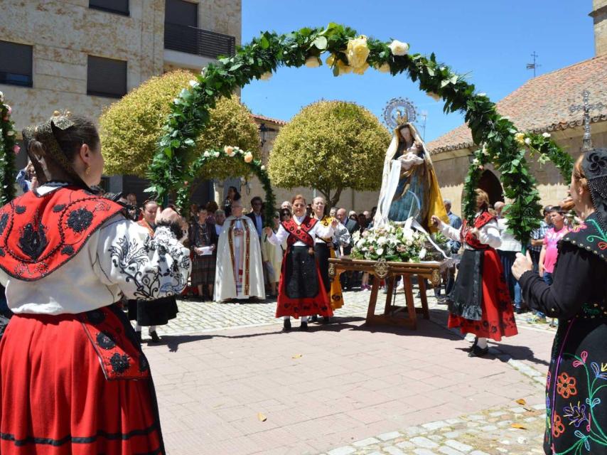 Ofrenda a la Virgen de los Remedios./ Archivo