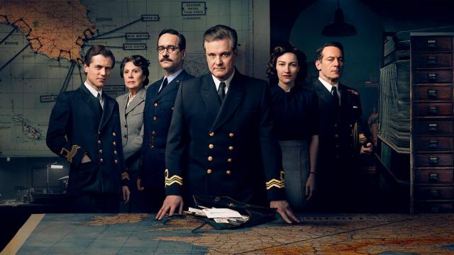 Colin Firth (centro) protagoniza 'El arma del engaño', dirigida por John Madden
