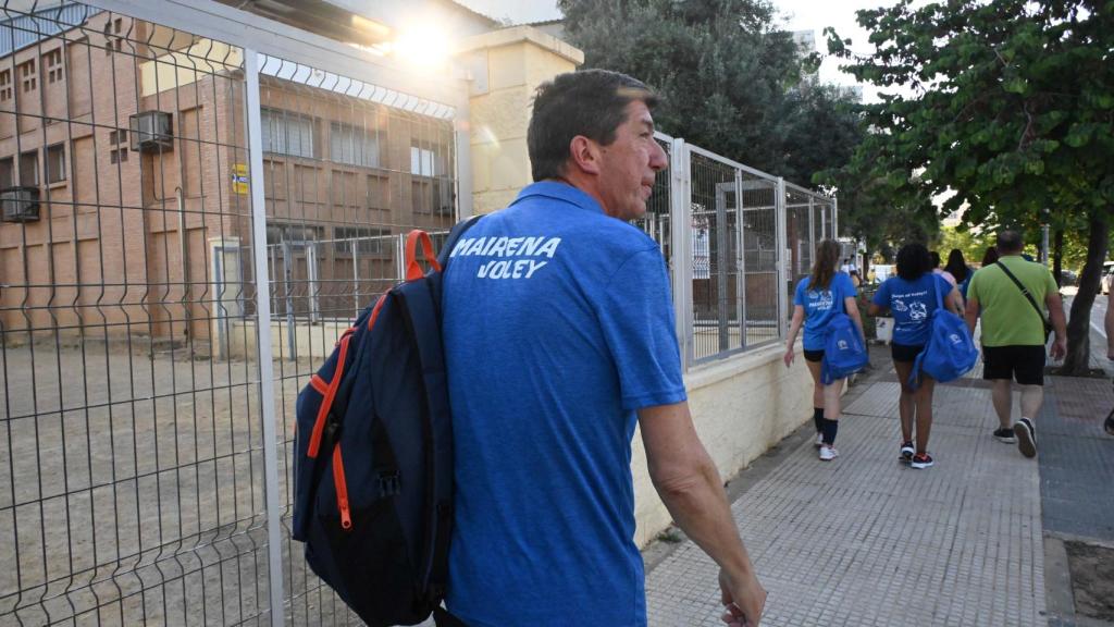 Marín se dirige al Polideportivo Municipal de Mairena para entrenar a su equipo.