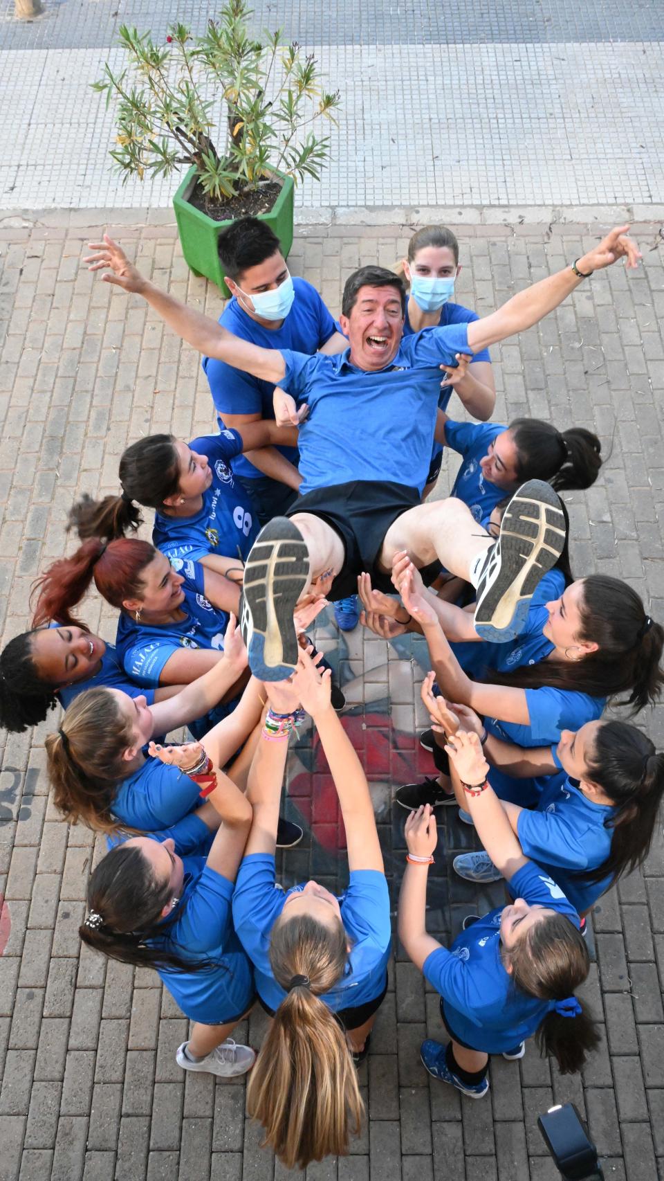 Marín ríe mientras el equipo lo mantea como al entrenador que las está llevando por fin a ganar partidos.