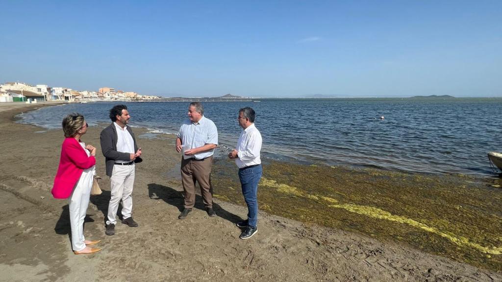 El senador del PP, Francisco Bernabé, junto al senador Juan María Vázquez, el diputado nacional Juan Luis Pedreño y la concejal del Litoral del Ayuntamiento de Cartagena, Cristina Pérez, este viernes, en Los Nietos.