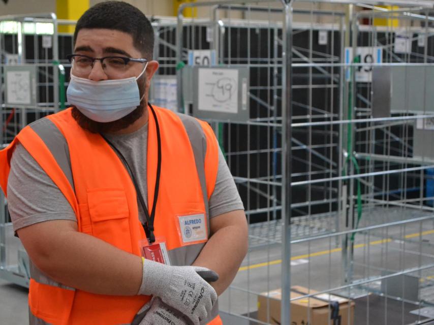 Alfredo trabajando en Amazon