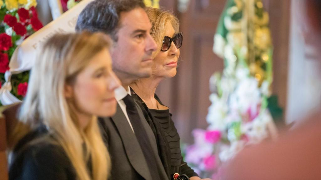 Concha Spínola sentada al lado de su hijo, Miguel Báez Spínola 'El Litri', en el último adiós a su marido en Huelva, este pasado viernes.