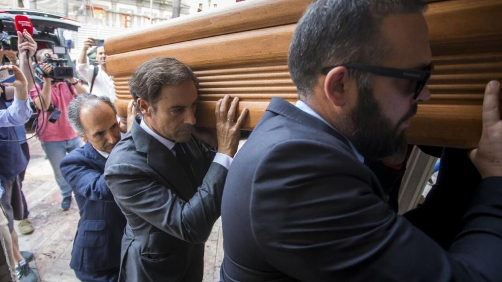 Miguel Báez Spínola 'El Litri' portando el ataúd con los restos mortales de su padre.