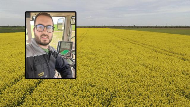 Antonio Torres Blanco en su explotación de colza de Villarmentero de Esgueva. Fotografía cedida a EL ESPAÑOL – Noticias de Castilla y León