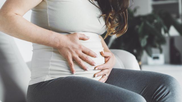 Mujer embarazada tocándose el vientre.