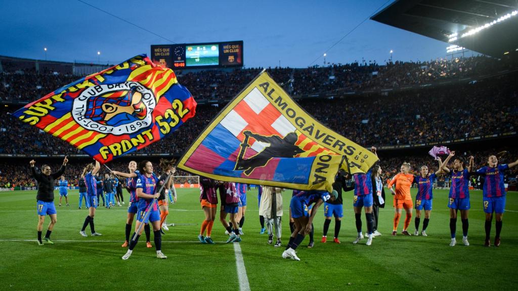 Las jugadoras del FC Barcelona Femenino celebran el pase a la final en el Camp Nou.