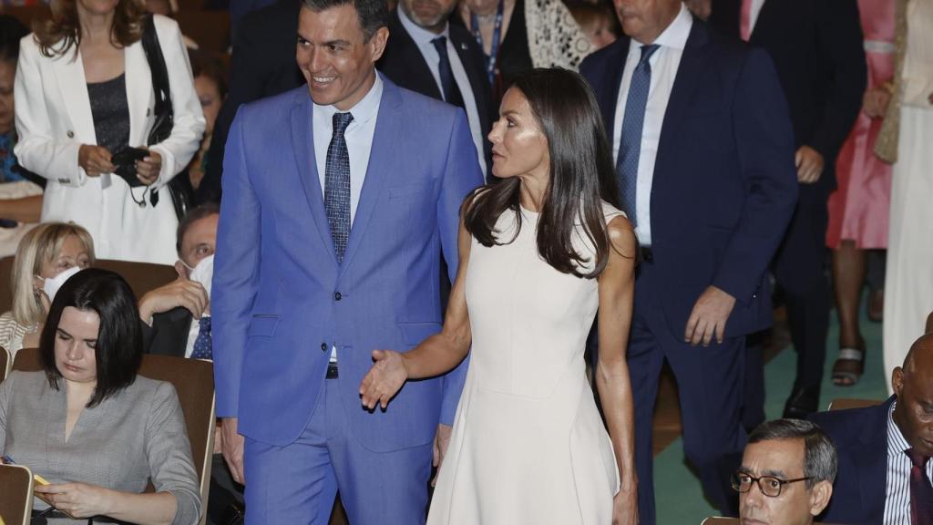 Letizia, junto a Pedro Sánchez, en un acto de la Fundación Mujeres por África.