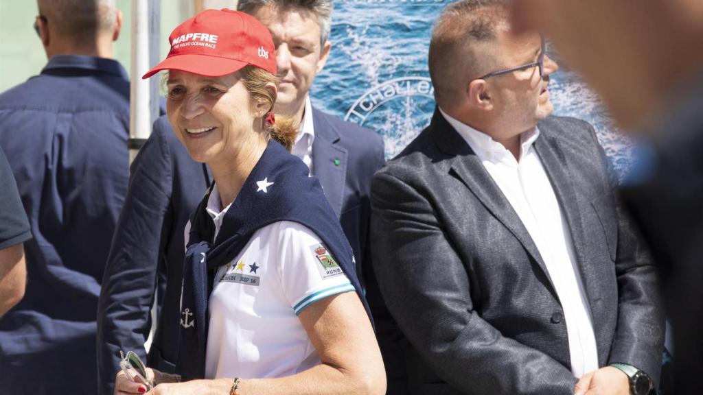 La infanta Elena, el pasado viernes, en Sanxenxo, con su padre.
