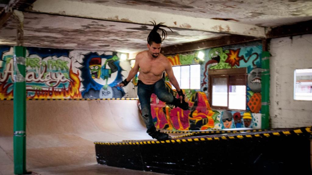 Un patinador en el 'rollerpark' de La Atalaya.