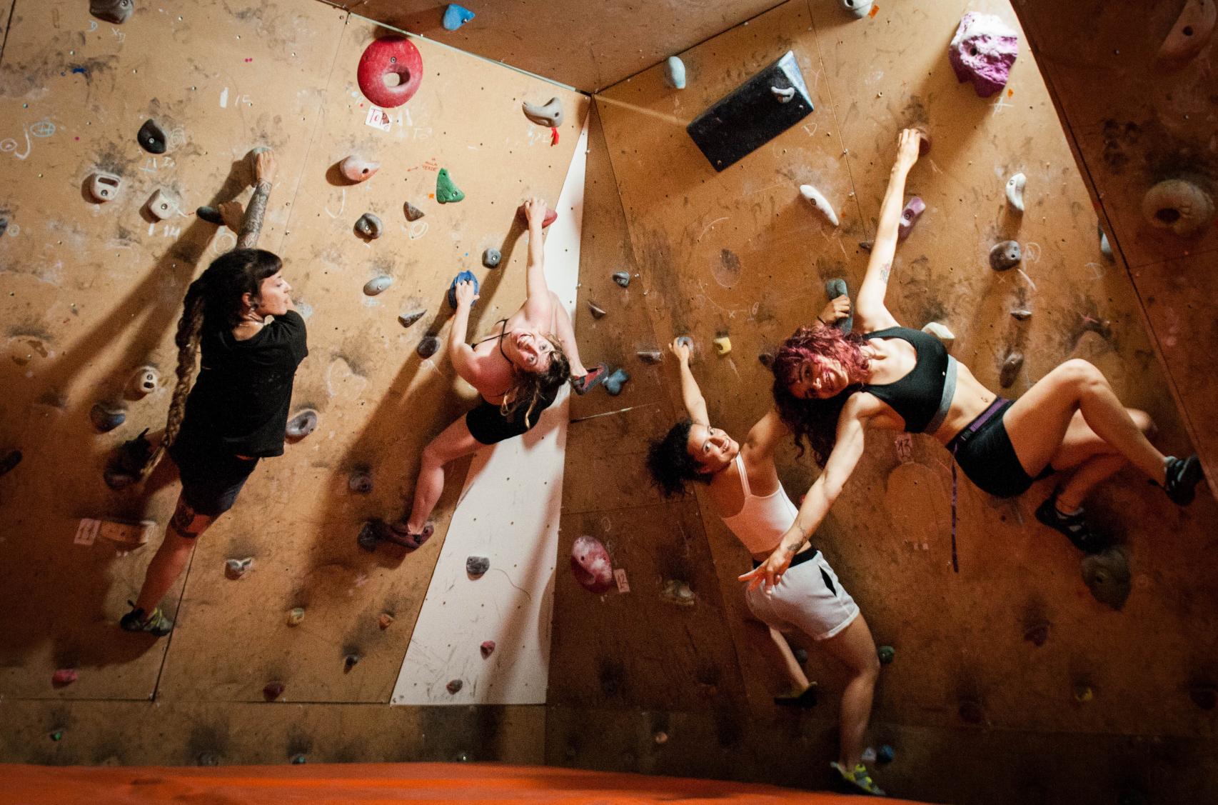 Cuatro integrantes del colectivo Boulder Kas posan para este periódico.