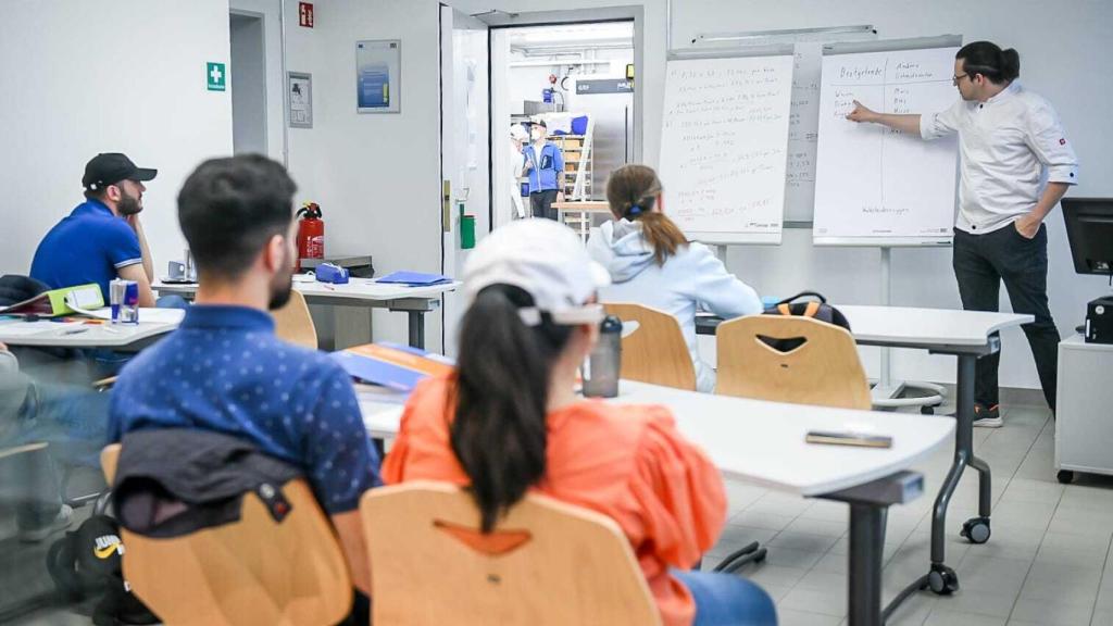 En panadería acuden a la Cámara de Artesanos dos semanas al año para completar su formación.