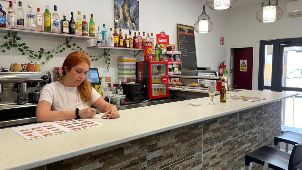 Rosa Moreno, en la barra del restaurante Li donde se originó la pelea.
