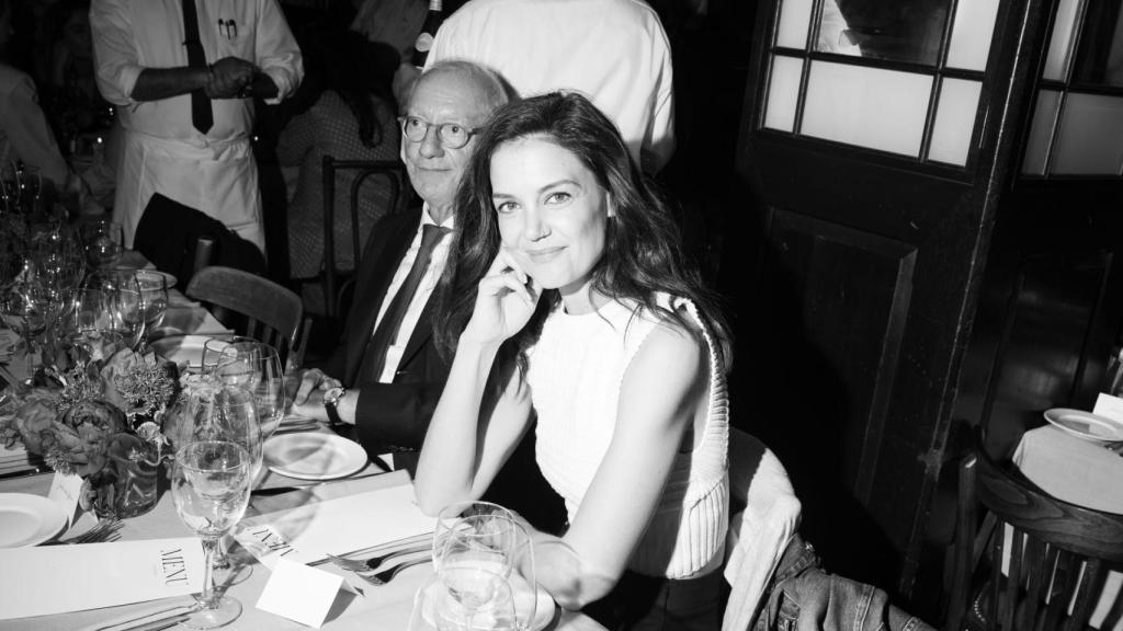Isak Andic, fundador de Mango, con la actriz Katie Holmes en la inauguración de la nueva tienda de Nueva York.