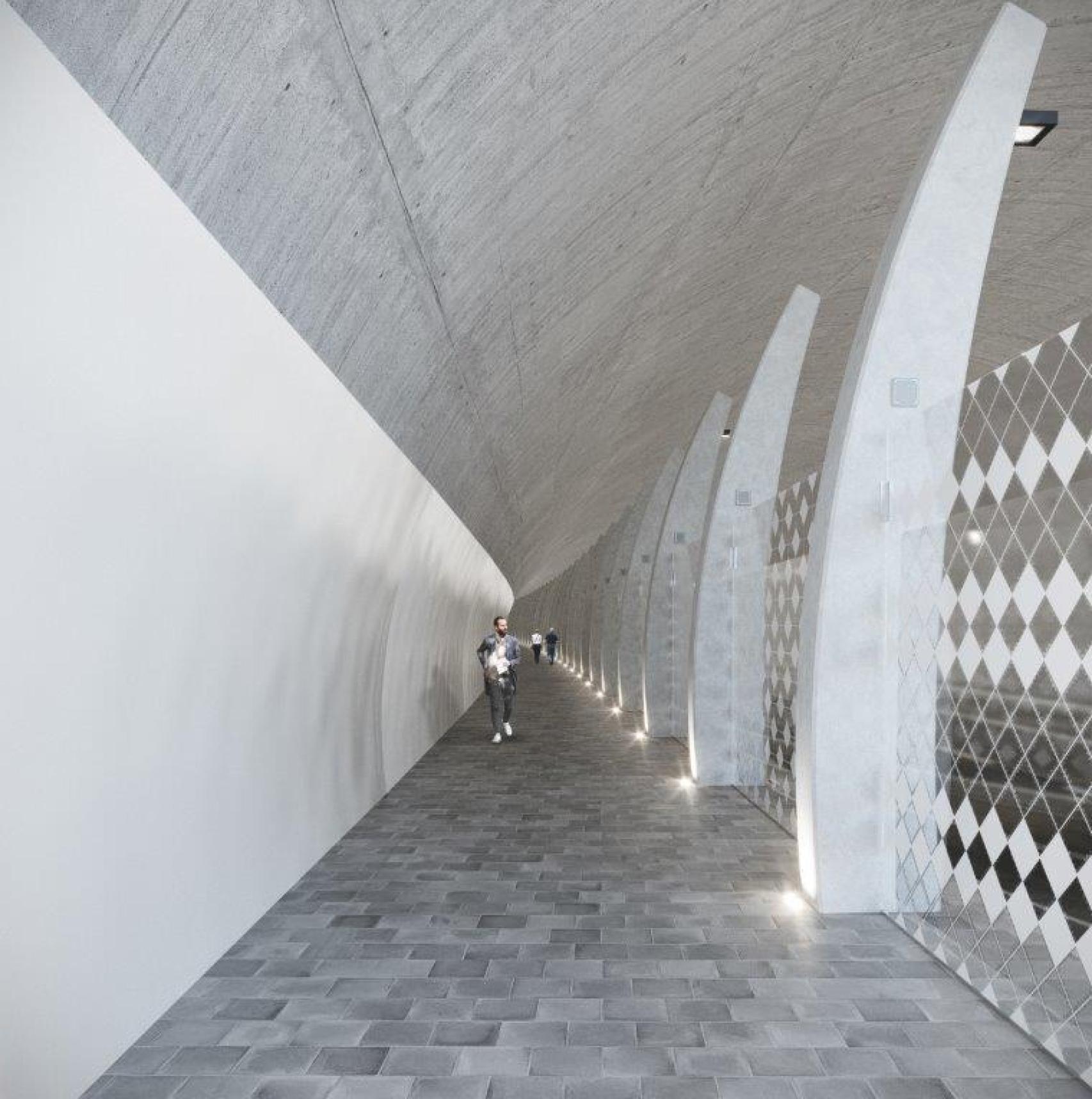 Una de las nuevas aceras proyectadas en el interior del túnel, protegida con una mampara de cristal.