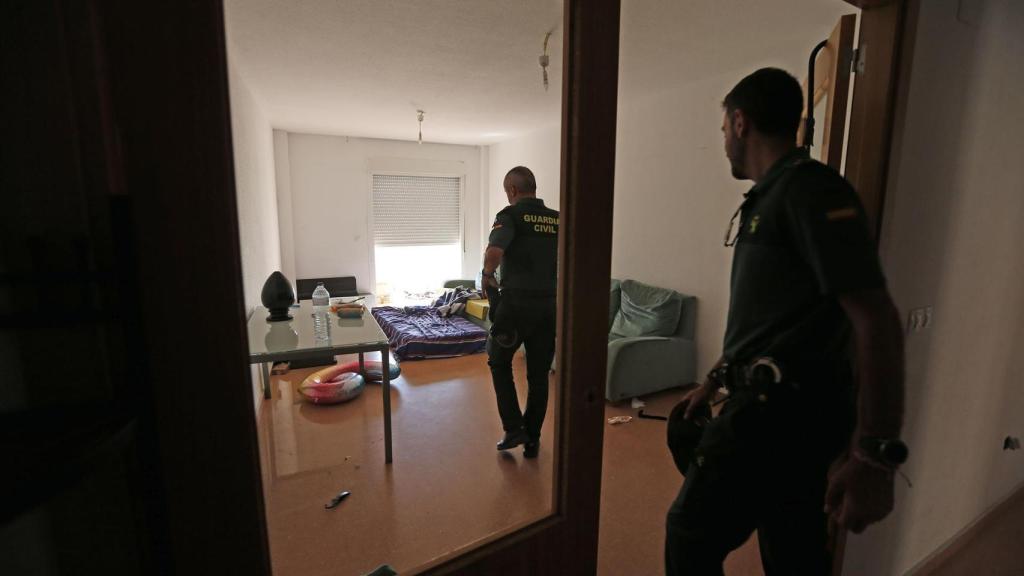 Agentes en el interior de las viviendas okupadas, este viernes por la mañana.