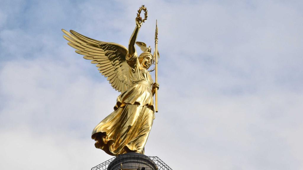 Es muy frecuente su presencia en obras de arte por su carga simbólica, como en la Columna de la victoria en Berlín.