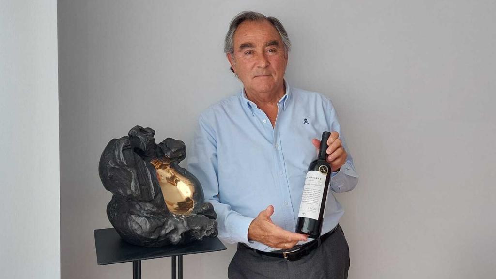 Luis Nozaleda, director del grupo Enate, posando con una botella del vino Libro Once.Las Luces.