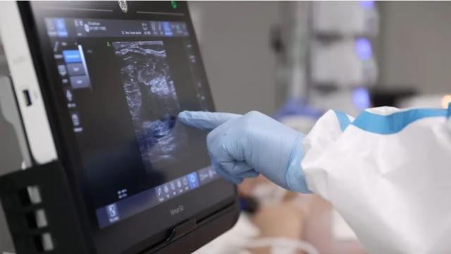 Una sanitaria realiza una ecografía a una mujer