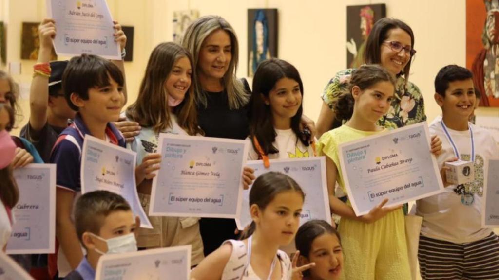 Tolón, con los escolares participantes en el Certamen de Dibujo y Pintura.