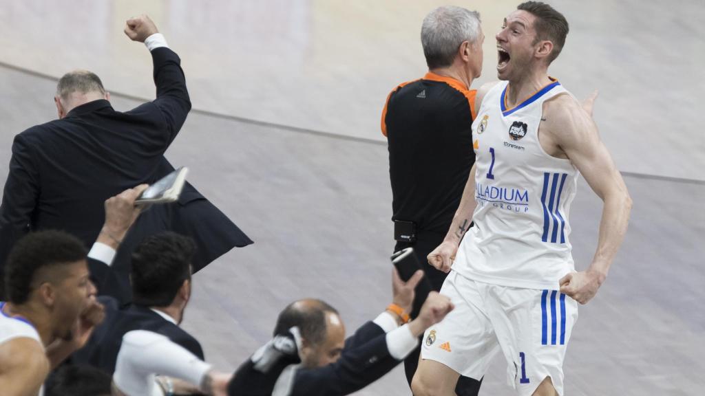 Pablo Laso y Fabien Causeur, tras la semifinal de la Euroliga.