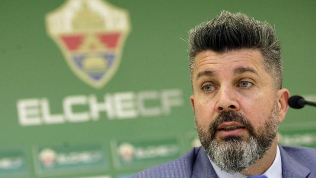 El máximo accionista del Elche, Christian Bragarnik, anuncia la renovación de Francisco.