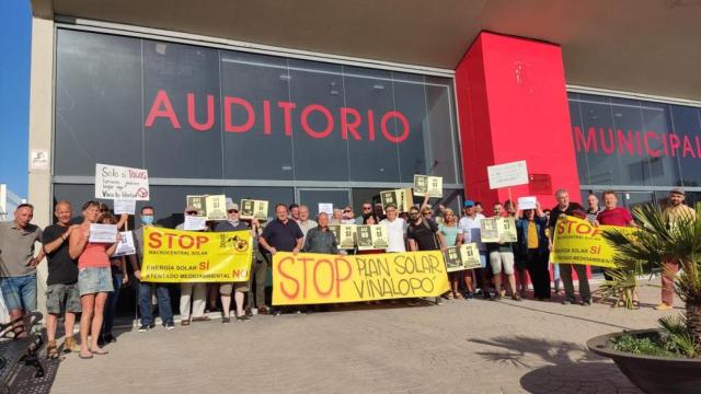 Vecinos contrarios a estas megaplantas, en una concentración anterior.