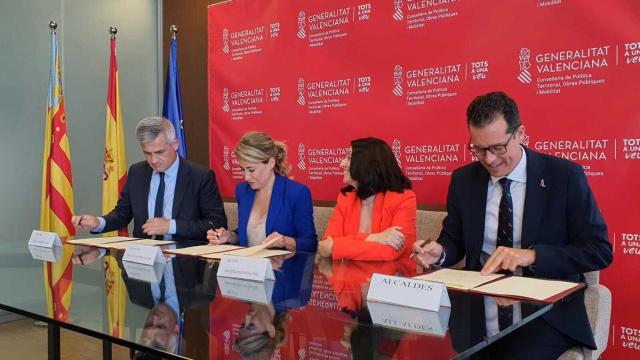 El momento de la firma del convenio.