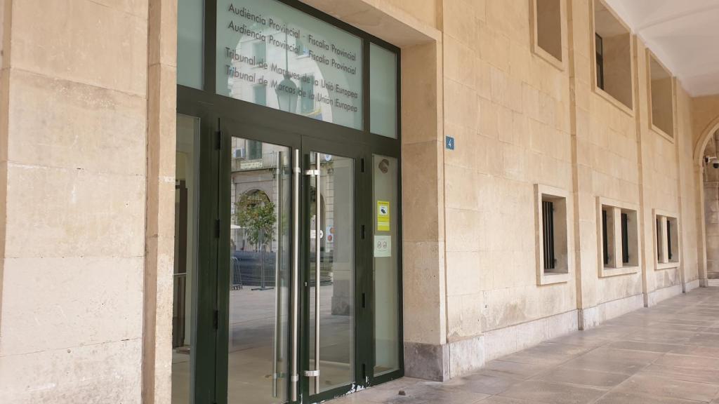 La Audiencia de Alicante absuelve a un hombre de agredir a su pareja por tener sexo brusco.