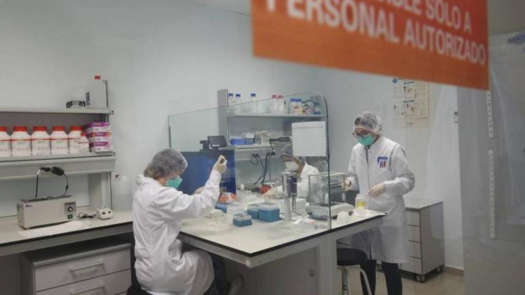 Una imagen de archivo de investigadores de la compañía oriolana.