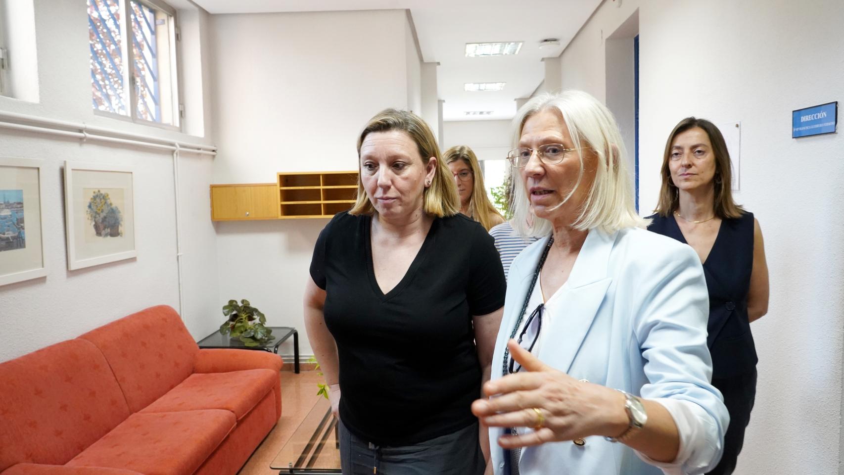 Isabel Blanco visita la residencia juvenil José Montero.
