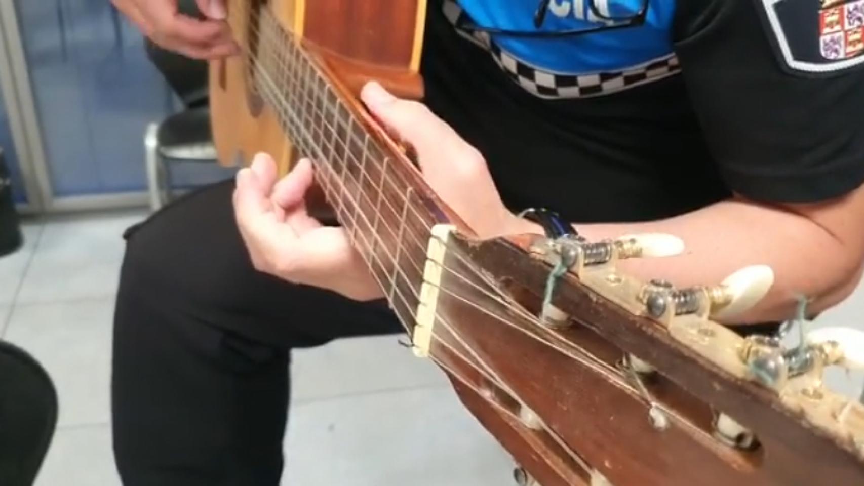 Imagen del policía tocando la guitarra