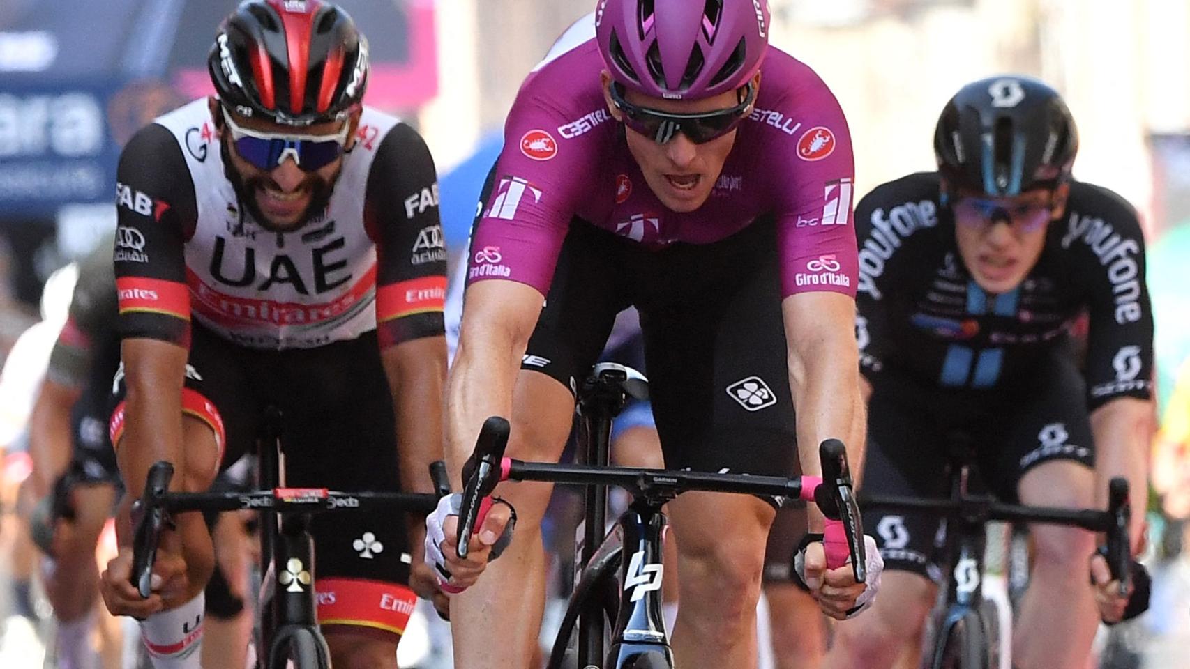 Arnaud Demare entra por delante de Fernando Gaviria y Mark Cavendish.