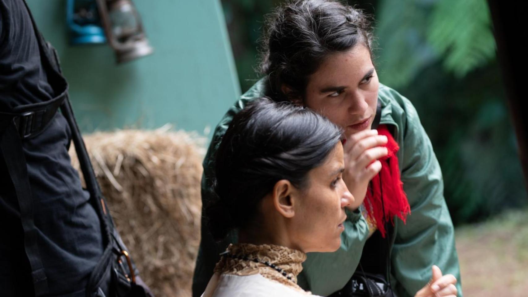 La directora Nathalie Alvarez Messen (arriba) junto a la actriz Wendy Chinchilla en un momento del rodaje de 'Clara Sola'
