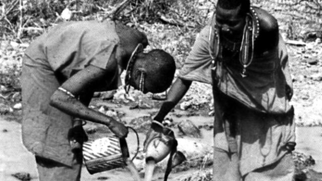 Mujeres kenianas sacando agua de un río (1986)