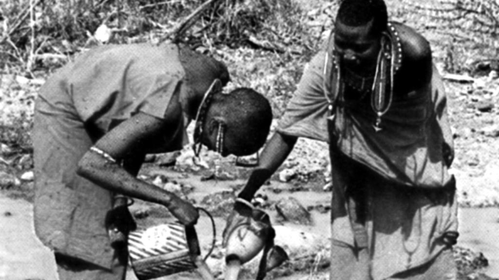 Mujeres kenianas sacando agua de un río (1986)