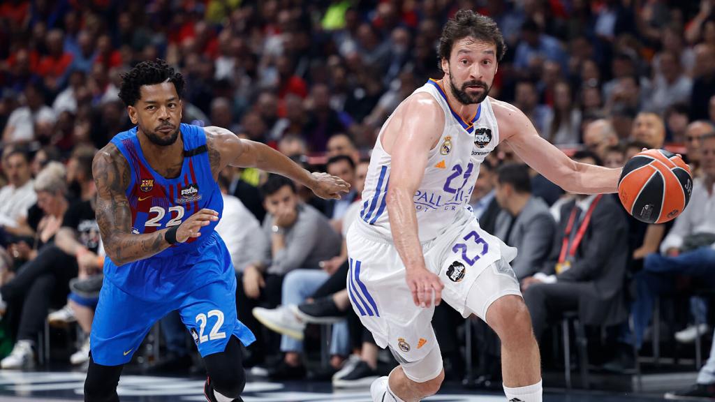 Sergio Llull escapa de una defensa de Cory Higgins en la Final Four de la Euroliga de Belgrado