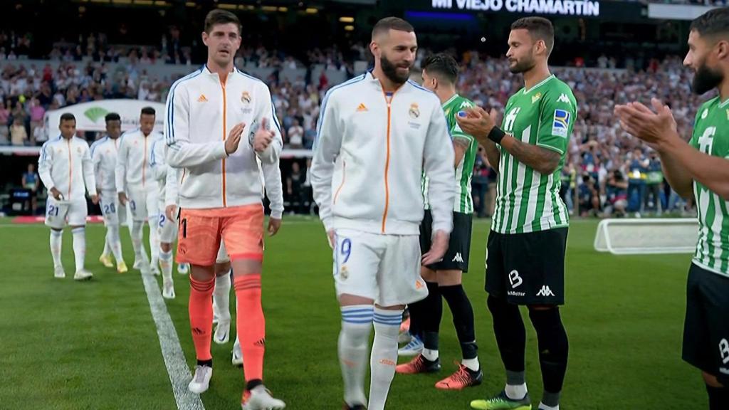 El Real Betis hace el pasillo al Real Madrid, campeón de La Liga