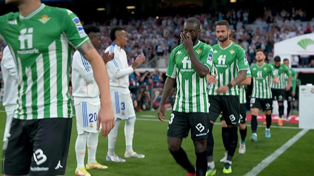 El Real Madrid hace pasillo al Real Betis, campeón de Copa del Rey