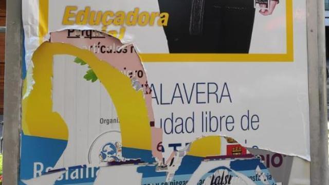 Así ha quedado uno de los carteles después de que hayan intentado arrancarlo.