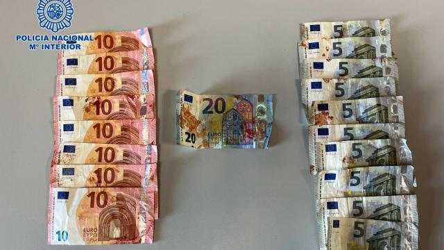 Billetes manchados de sangre.