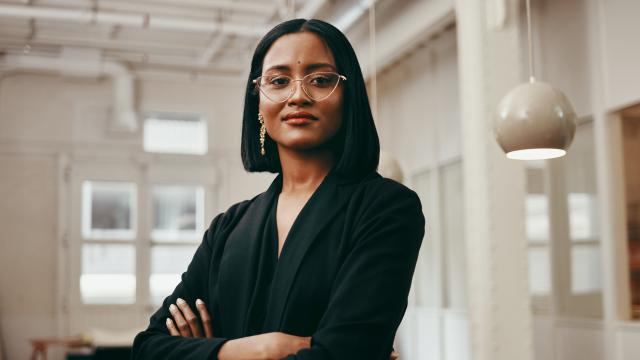 Imagen de archivo de una mujer de negocios en su lugar de trabajo.