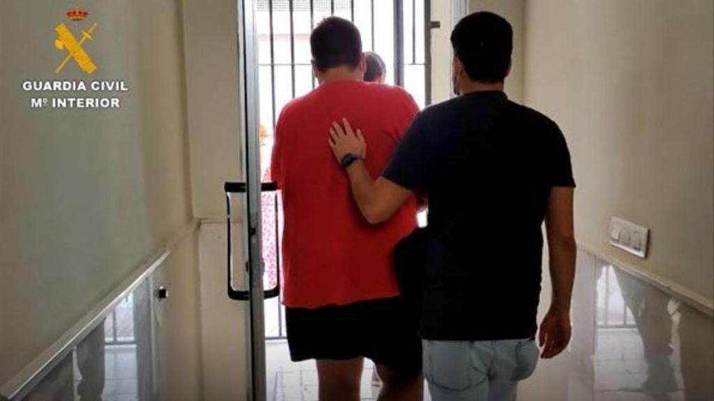 El pederasta Aldo Maximiliano, con camiseta de color rojo, detenido por los agentes de la UCO.